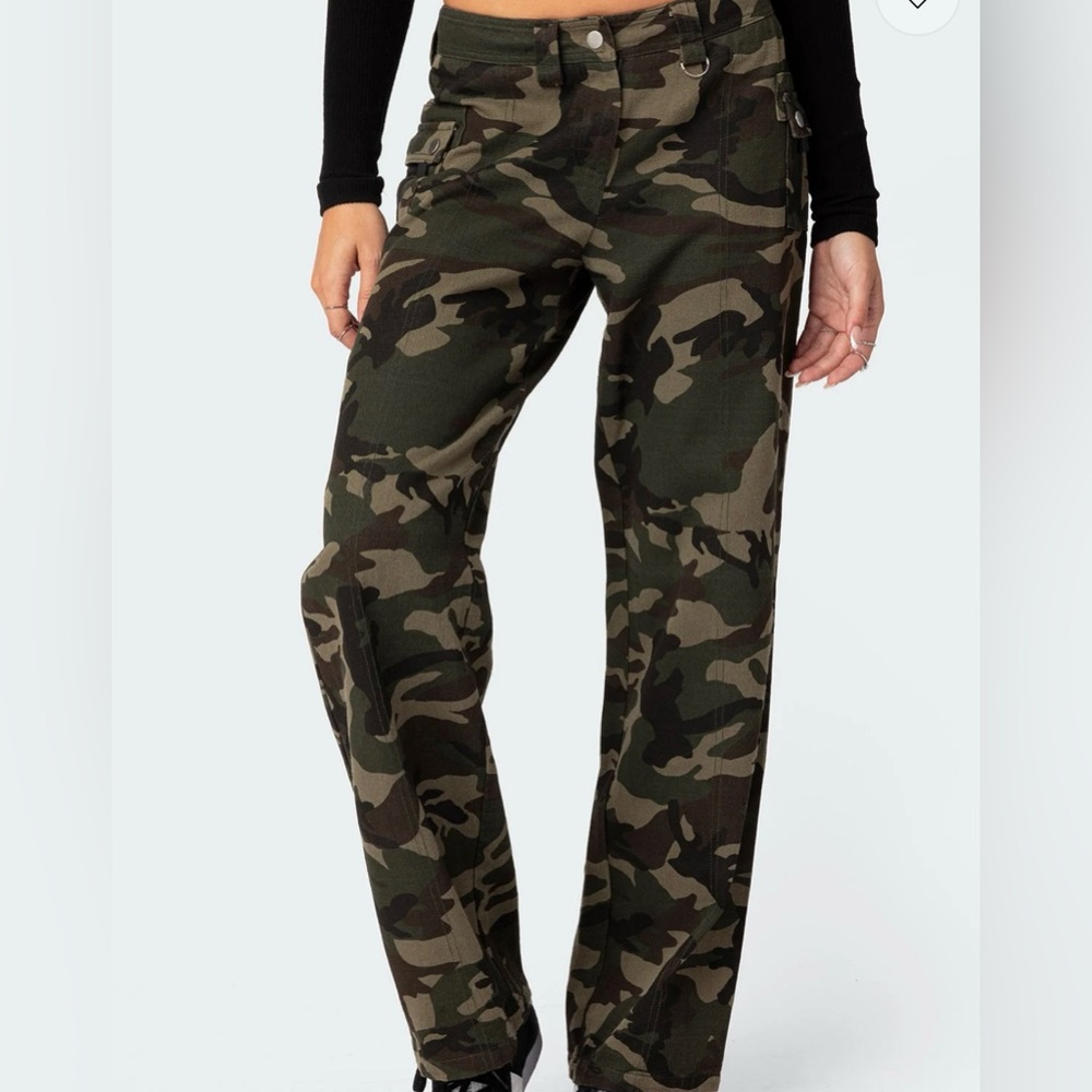 Edikted Aya Low-Rise Camo Cargo Pants